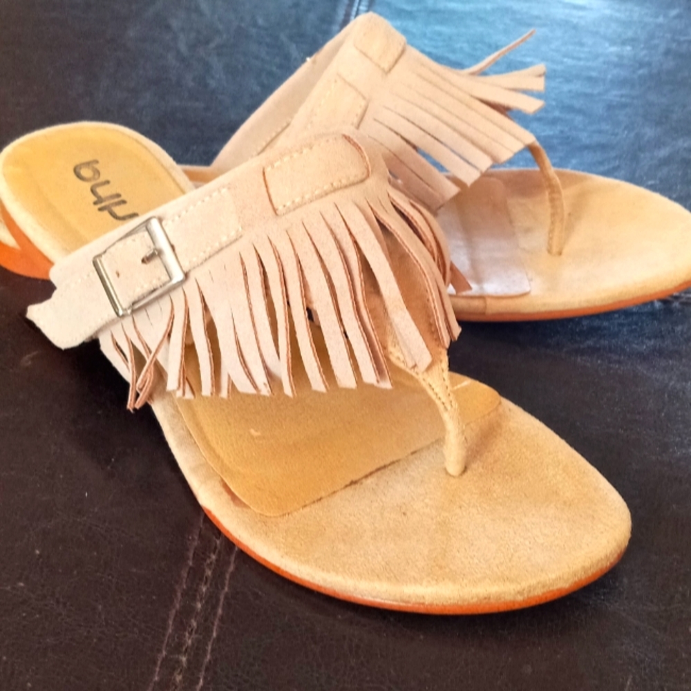 qhhq fringe sandels, size 9. Excellent condition. Pet free, smoke free home.